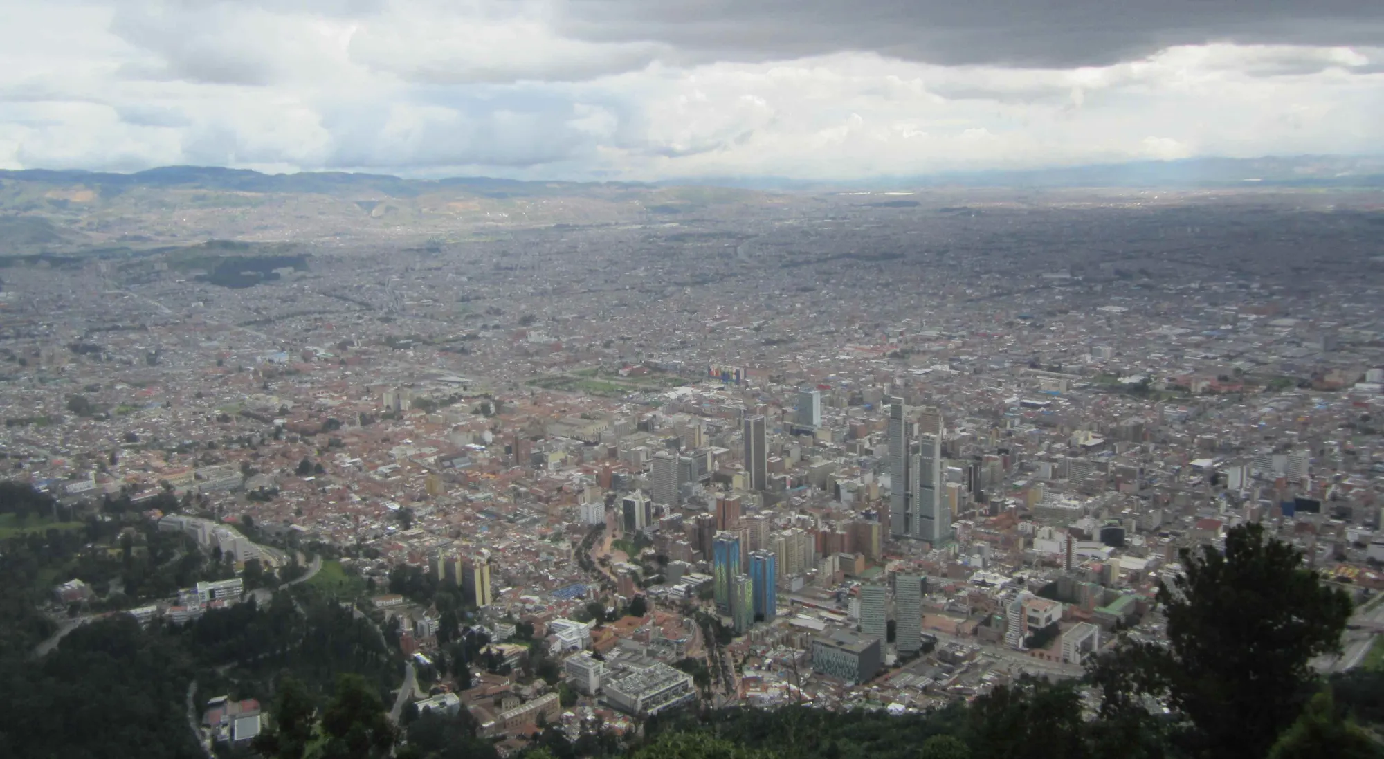 Bogotá vista desde el cerro de Monserrate, con la ciudad extendida en el valle.