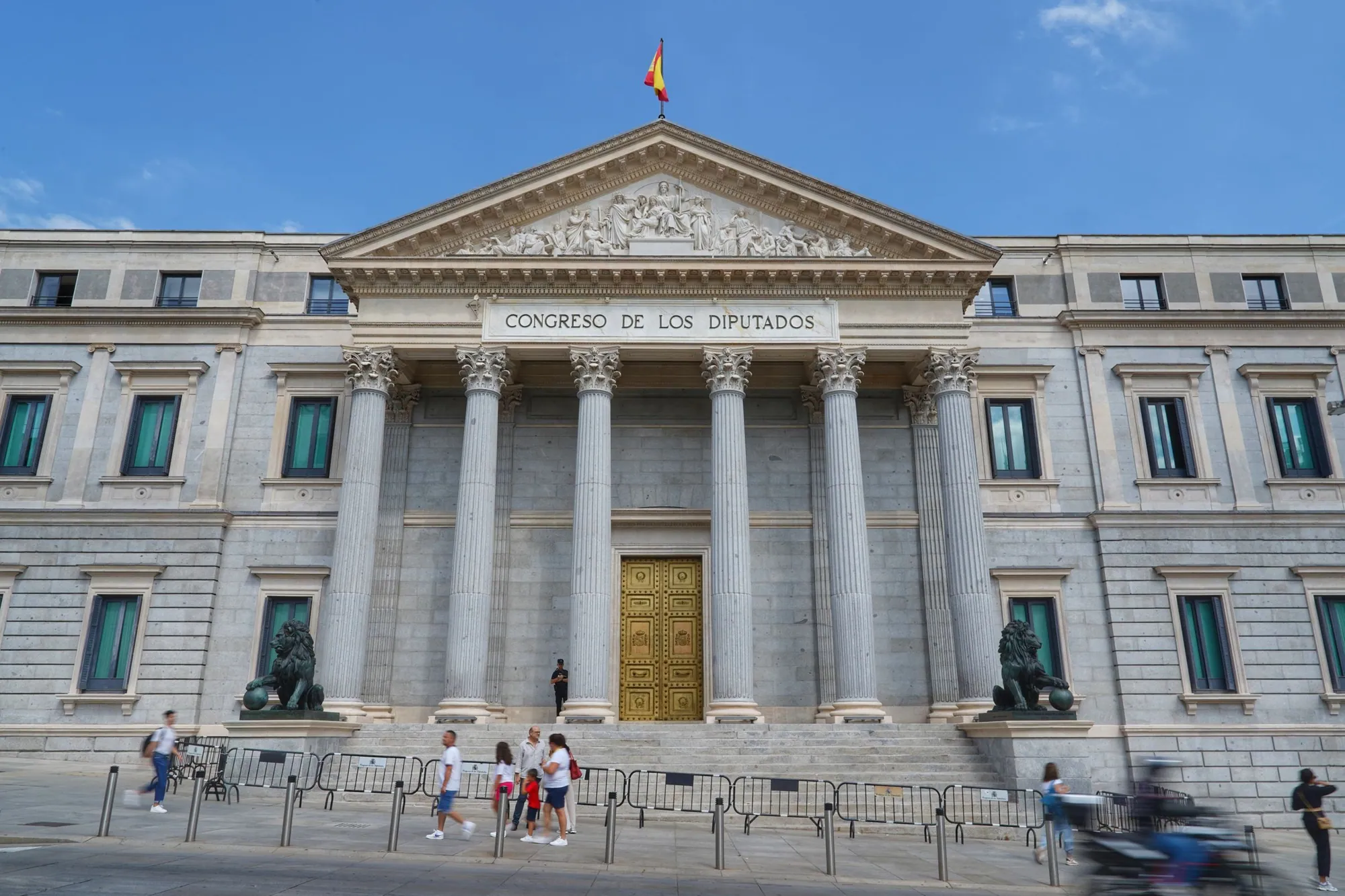 Fachada del Congreso de los Diputados, en Madrid, con la bandera de España.