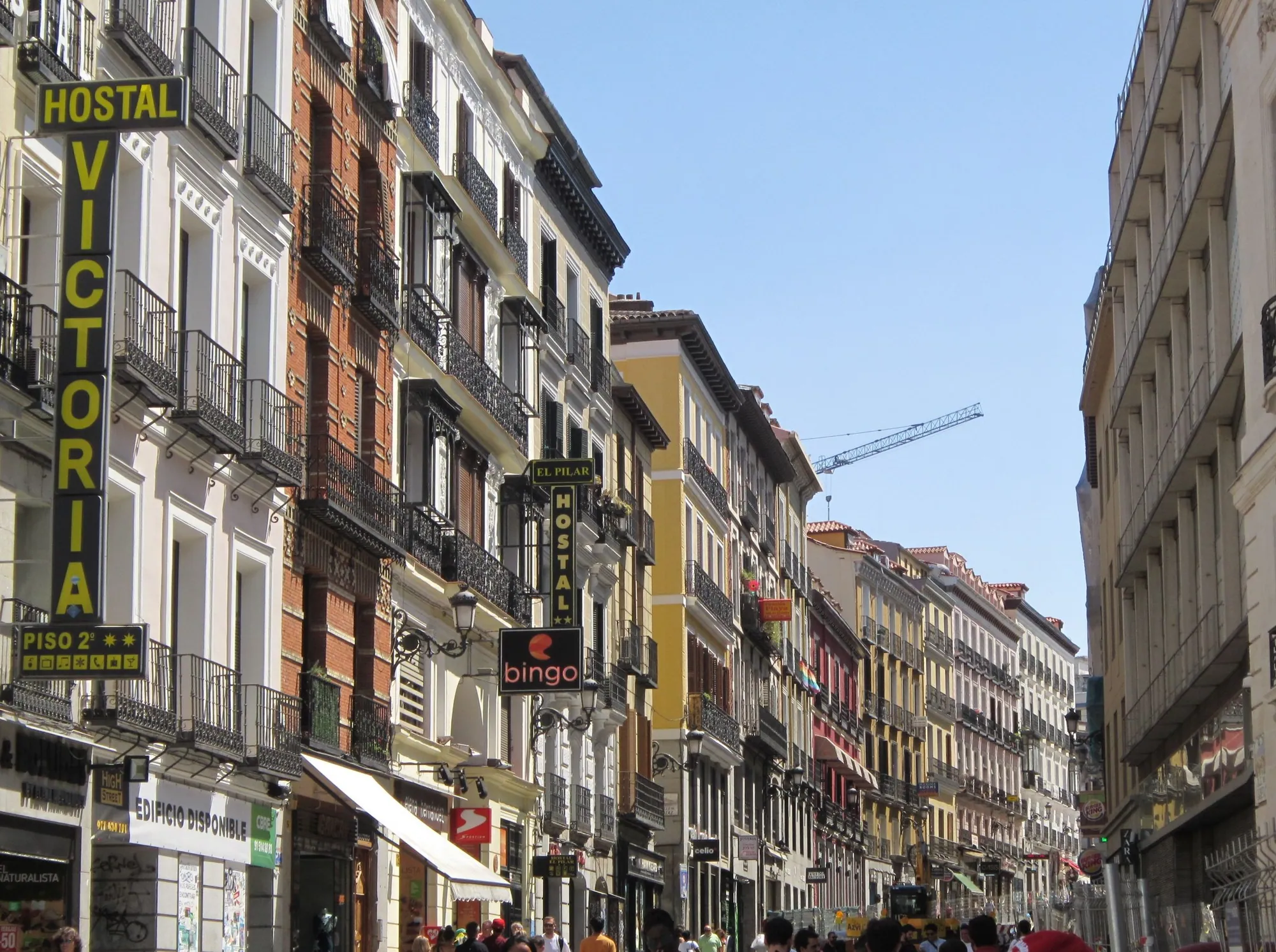 Edificio Metrópolis y tráfico en la Gran Vía de Madrid, con cielo despejado.