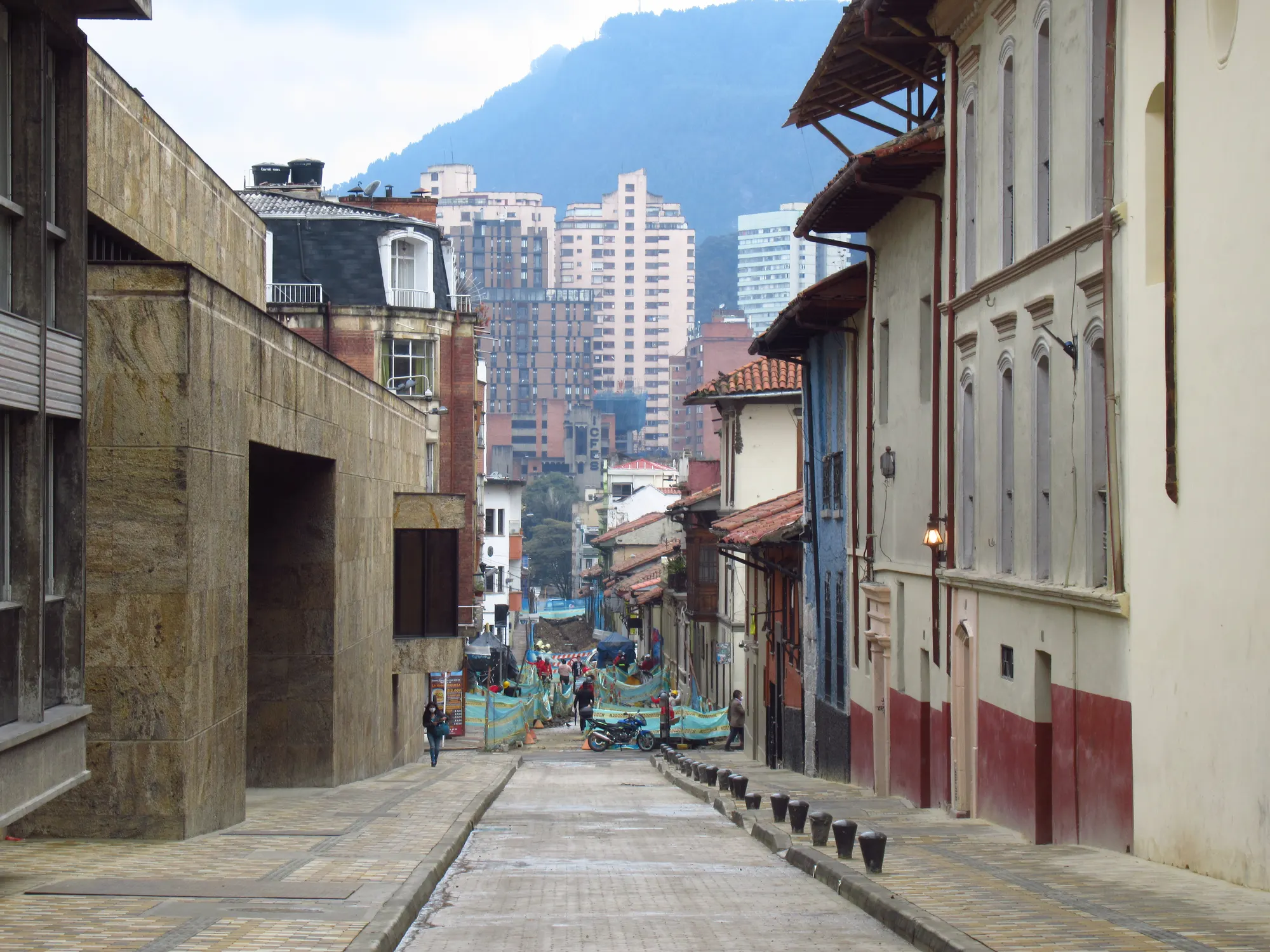 Calle colonial de La Candelaria en Bogotá, con la Biblioteca Luis Ángel Arango.
